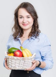 dietetyk Agnieszka Herman trzyma koszyk z owocami